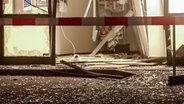 Eine stark beschädigte Bank-Filliale in Stuhr nach einer Geldautomatensprengung © NWM 