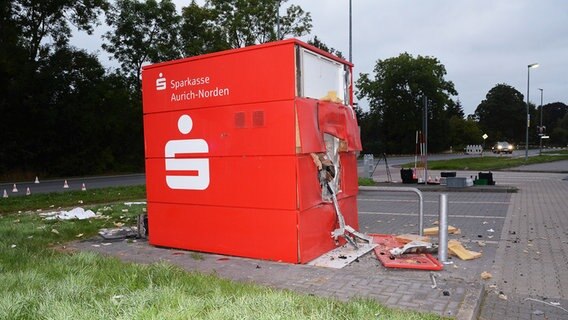 Ein gesprengter Geldautomat in Riepe, Landkreis Aurich © Polizeiinspektion Aurich/Wittmund 