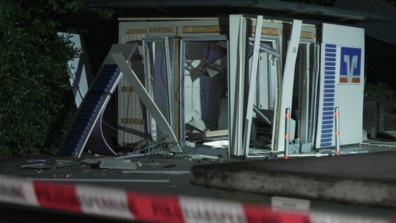 Ein Container, in dem ein Geldautomat stand, ist nach einer Sprengung zerstört. © Thomas Lindemann/TNN/dpa Foto: Thomas Lindemann
