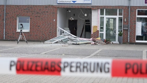 Zerbrochenes Glas und zerstörte Rahmen liegen nach einer Geldautomaten-Sprengung auf dem Boden. © TeleNewsNetwork 