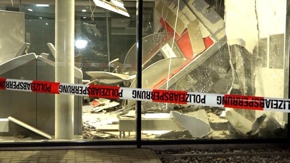 Ein Geldautomat in einer Bankfiliale wurde gesprengt. © Nord-West-Media TV 