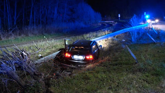 Ein Auto steht nach einem Unfall in einem Graben. © TV7 News 