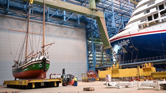 Das Traditionsschiff "Gesine von Papenburg" wird in einer Halle der Meyer Werft restauriert. © dpa Foto: Lars Klemmer