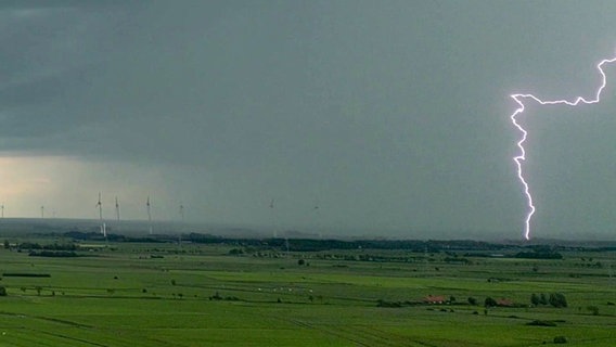 Ein Blitz am Himmel über Esens im Landkreis Aurich © Nord-West-Media TV 