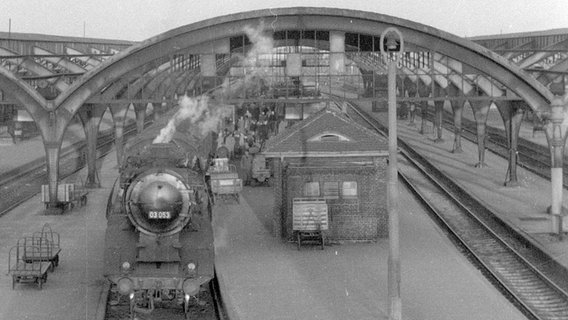 Eine historische Fotografie zeigt den Oldenburger Bahnhof im Jahr 1957. © Stadtmuseum Oldenburg 