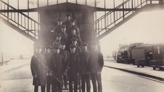 Eine historische Fotografie zeigt Fahrdienstleiter im Oldenburger Bahnhof im Jahr 1925. © Stadtmuseum Oldenburg 