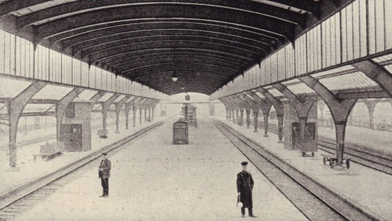 Eine historische Fotografie zeigt die Gleishalle im Oldenburger Bahnhof im Jahr 1916. © Stadtmuseum Oldenburg 
