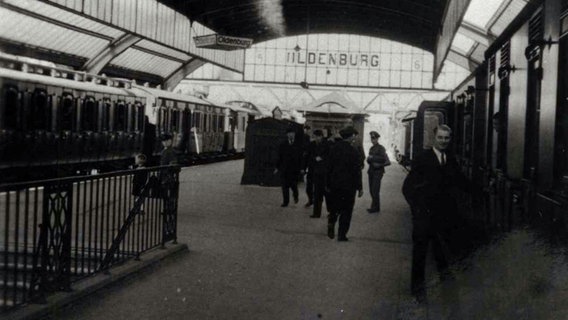 Eine historische Fotografie zeigt Menschen im Oldenburger Bahnhof im Mai 1939. © Stadtmuseum Oldenburg 