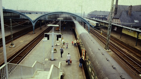 Eine historische Fotografie zeigt den Oldenburger Bahnhof im Jahr 1985. © Stadtmuseum Oldenburg 