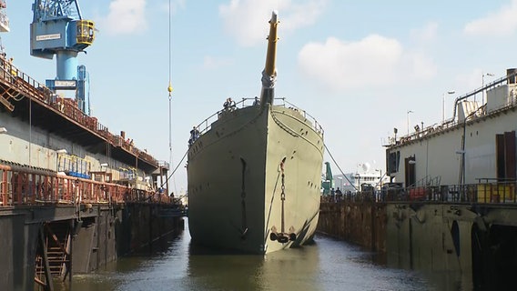Die "Gorch Fock" beim Ausdocken an der  Bredo-Werft. © NDR 