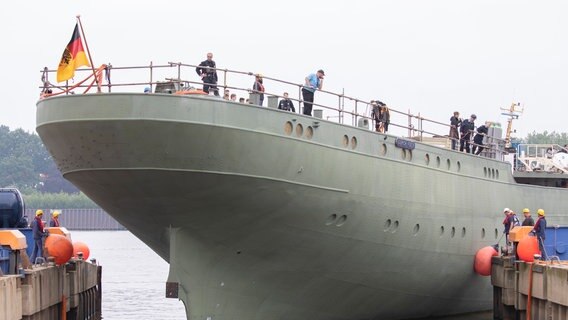 Das Marineschulschiff "Gorch Fock" dockt bei der Fassmer Werft ein. © dpa-Bildfunk Foto: Jörg Sarbach