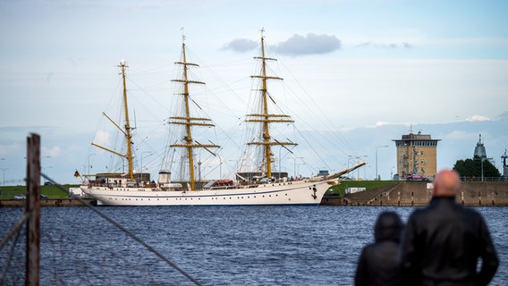 Die "Gorch Fock" wird von Schleppern aus dem Hafen in Wilhelmshaven gezogen. © dpa-Bildfunk Foto: Sina Schuldt