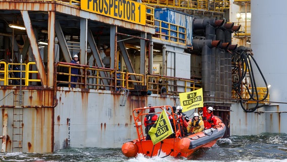 Greanpeace-Mitglieder protestieren vor einer Bohrplattform vor Borkum. © © Axel Heimken / Greenpeace Foto: Axel Heimken