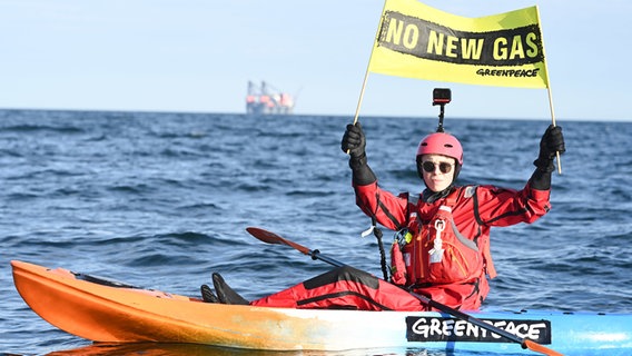 Banner mit "No new gas" hält ein Greenpeace-Aktivisten auf der Nordsee in die Höhe (Protest gegen Gasbohrungen vor Borkum). © dpa-Bildfunk Foto: Lars Penning