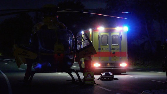 Ein Hubschrauber und ein Rettungswagen stehen an einer Unfallstelle bei Grimersum. © NonstopNews 