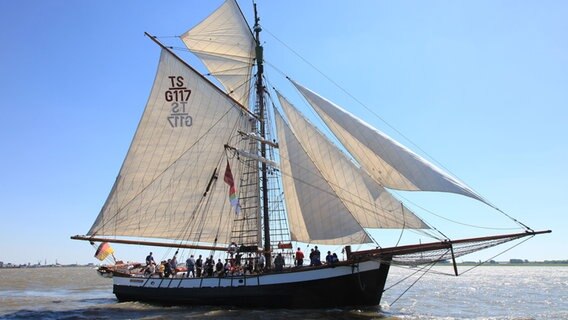 Das Polarforschungsschiff "Grönland" segelt auf einem Meer. © DSM Foto: Kai Martin Ulrich