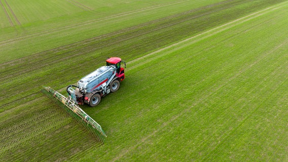 Ein Landwirt fährt Gülle auf einem Feld aus. © dpa-Bildfunk Foto: Philipp Schulze