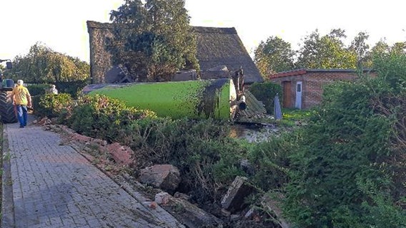 Das Güllefass eines Traktorgespanns ist in Hagen auf ein Grundstück gekippt. © Polizeiinspektion Cuxhaven 