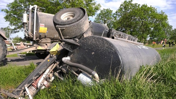 Ein Gülletank liegt nach einem Unfall neben einer Straße in Dornum. © Nonstop News 