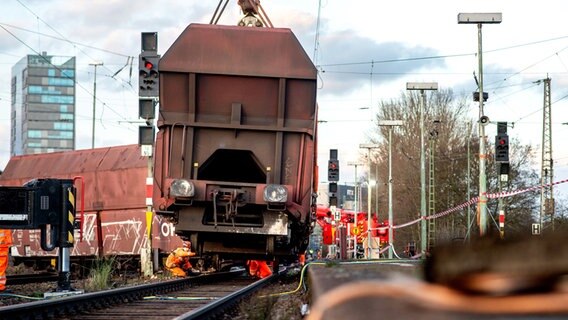 Nach ZugUnfall in Bremen Ein Gleis wieder frei NDR.de