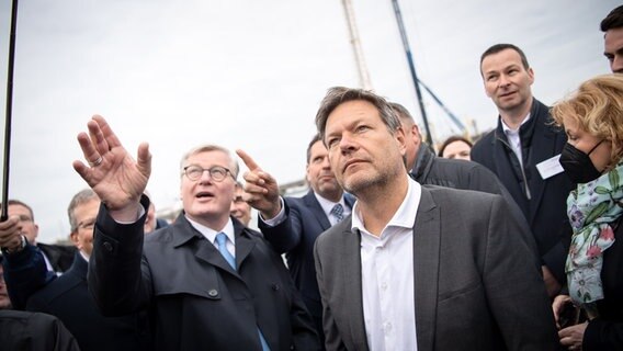 Robert Habeck (Bündnis 90/Die Grünen), Bundesminister für Wirtschaft und Klimaschutz, nimmt mit Bernd Althusmann (CDU), Wirtschaftsminister von Niedersachsen, an einer Bootstour zum zukünftigen Anleger für das FSRUs (floating Storage and Regasification Units) für den Flüssiggasimport nach Deutschland teil. © picture alliance/dpa | Sina Schuldt Foto: Sina Schuldt/dpa