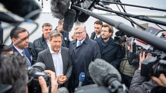 Robert Habeck (Bündnis 90/Die Grünen), Bundesminister für Wirtschaft und Klimaschutz, nimmt mit Bernd Althusmann (CDU), Wirtschaftsminister von Niedersachsen, an einer Bootstour zum zukünftigen Anleger für das FSRUs (floating Storage and Regasification Units) für den Flüssiggasimport nach Deutschland teil. © dpa-Bildfunk Foto: Sina Schuldt/dpa