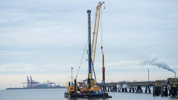 Am zukünftigen Anleger für das FSRU (floating Storage and Regasification Units) für den Flüssiggasimport nach Deutschland in Wilhelmshaven findet der erste Rammschlag statt. © dpa-Bildfunk Foto: Sina Schuldt/dpa