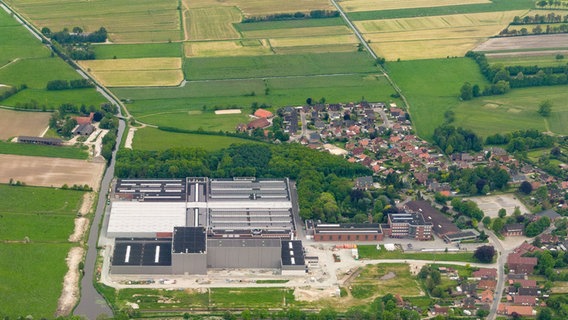 Eine Luftaufnahme zeigt die Firma Wildeboer in Weener. © NDR/Jan H. Bruins Foto: Jan H. Bruins