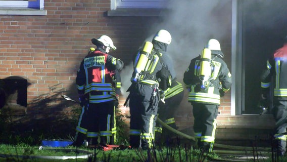 Die Feuerwehr im Einsatz bei einem Kellerbrand in Hage (Lankkreis Aurich). Eine Nachbarin hatte sie alarmiert. © NonstopNews 