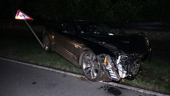 Ein stark beschädigtes Auto steht neben einer Straße. © NonstopNews 
