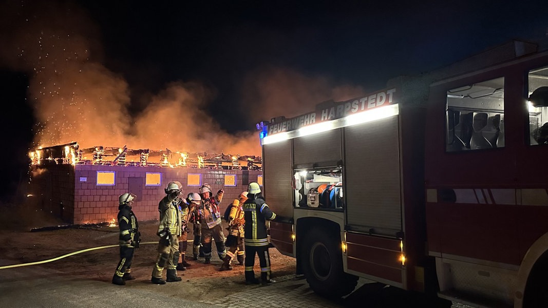 Feuerwehrleute löschen ein Feuer in einer Kampfschule in Harpstedt.