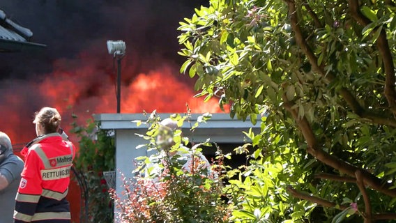Ein Schuppen brennt in Hatten © Nord-West-Media TV 