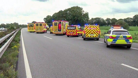 Rettungswagen bei einer Unfallstelle auf der A28 zwischen Hatten und Hude. © NonstopNews 