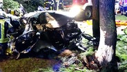 Ein stark beschädigtes Auto in Hatten. Hier hat sich ein schwerer Verkehrsunfall ereignet. © NonstopNews 