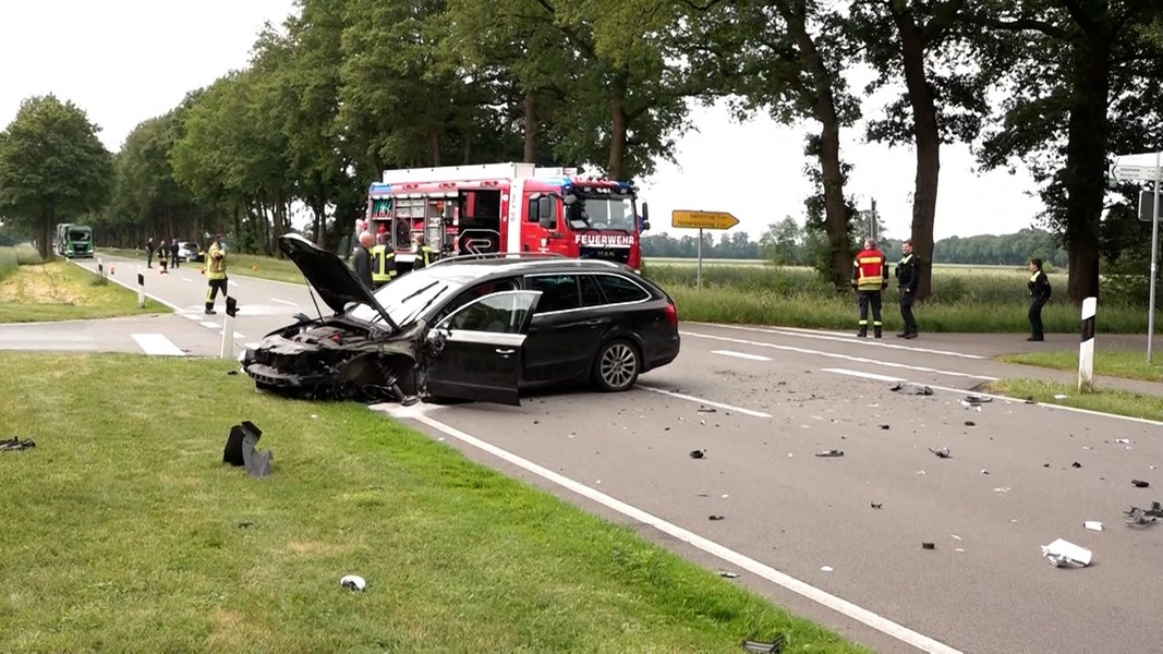 Zwei Pkw stehen nach einem Unfall auf der Hatter Landstraße.