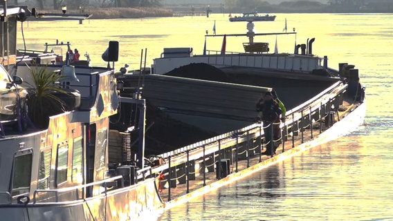 Ein havariertes Frachtschiff liegt tief im Wasser. © NonstopNews 