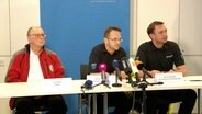 Michael Ippich, DGzRS, Robby Renner, Leiter des Havariekommandos und Benedikt Spanghardt, Pressesprecher des Havariekommandos bei der Pressekonferenz anlässlich eines Schiffunglücks in der Nordsee. © Havariekommando 