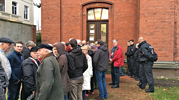 Vor dem Amtsgericht in Verden stehen Menschen die demonstrieren. © NDR Fotograf: Frank Jakobs