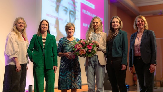 Yelyzaveta Blikharska (Nominierte), Vera Weidemann (Vorstandsvorsitzende EWE Stiftung), Christine Wolff (Bürgermeisterin Stadt Oldenburg), Sandra Drolshagen (Preisträgerin), Karen Albers (Nominierte) und Prof. Dr. Susanne Boll (Vorständin OFFIS) bei der Verleihung des Helene-Lange-Preises. Yelyzaveta Blikharska (Nominierte), Vera Weidemann (Vorstandsvorsitzende EWE Stiftung), Christine Wolff (Bürgermeisterin Stadt Oldenburg), Sandra Drolshagen (Preisträgerin), Karen Albers (Nominierte) und Prof. Dr. Susanne Boll (Vorständin OFFIS) bei der Verleihung des Helene-Lange-Preises. © EWE Stiftung Foto: MOHSSEN_ASSANIMOGHADDAM