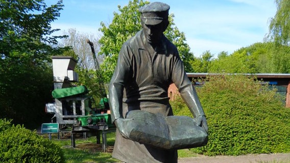 DIe Statue "Der Zementpacker" in Hemmoor © Samtgemeinde Hemmoor 