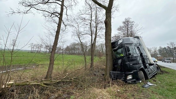 Ein Sattelzug steht nach einer Kollision mit einem Baum neben der B73 bei Hemmoor. © Polizeiinspektion Cuxhaven 