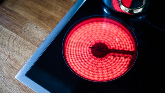 Eine Platte eines Ceranfeldes leuchtet rot. Sie ist eingeschaltet (ohne Topf). © NDR Foto: Julius Matuschik