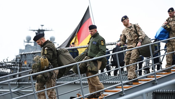 Die ersten Soldaten verlassen die Fregatte "Hessen". © Lars Penning/dpa Foto: Lars Penning/dpa
