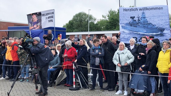 Angehörige beobachten das einlaufen der Fregatte "Hessen". © dpa-Bildfunk Foto: Lars Penning