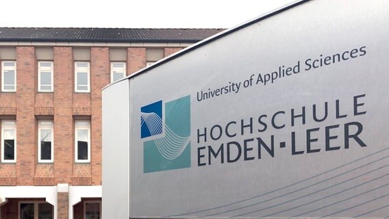 Vor einem Backsteingebäude ist das Logo und der Schriftzug der Hochschule Emden-Leer zu sehen. © dpa - Bildfunk Foto: Linda Vogt