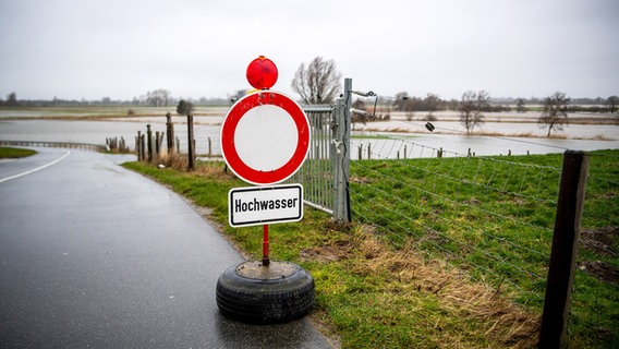 Ein Schild warnt vor Hochwasser. © picture alliance/dpa/Sina Schuldt Foto: Sina Schuldt