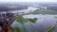 Eine Drohnenaufnahme zeigt die Hunte mit überschwemmten Ackern. © Nord-West-Media TV 