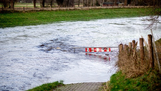 Der Osternburger Kanal ist im Stadtteil Kreyenbrück in Oldenburg über die Ufer getreten und hat einen Geh- und Radweg überflutet. © dpa Foto: Hauke-Christian Dittrich