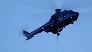 Ein Hubschrauber der Bundespolizei im Einsatz bei Sandkrug © Nord-West-Media TV 