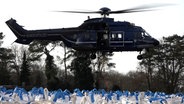Ein Bundeswehr-Hubschrauber transportiert Sandsäcke. © NonstopNews 